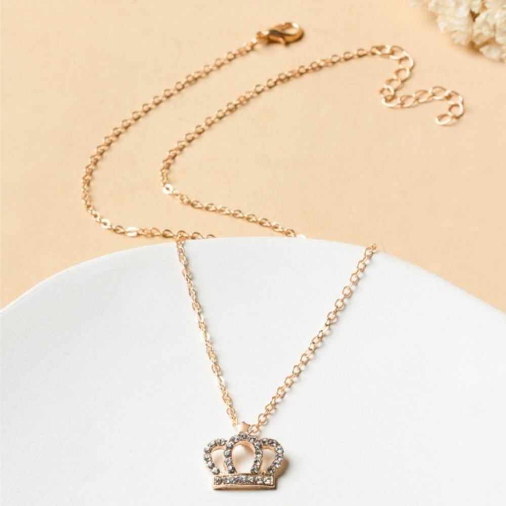 NWT Rhinestone Zinc Allow Crown pendant necklace